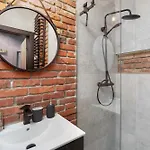 Elegant With Balcony In By Renters Apartment *